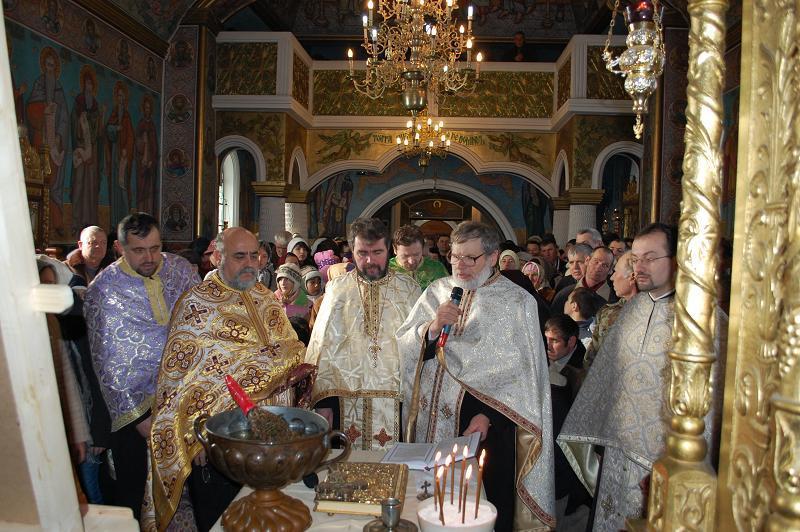 Preoți slujind